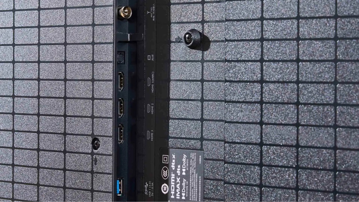 Trên tay Hisense UX 2026 với hệ thống cổng kết nối HDMI 2.1 và eARC