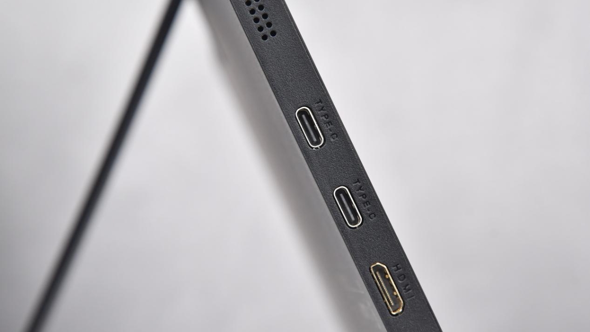 Trên tay HKC Yuexiang 16F1 với hệ thống cổng kết nối mini HDMI 1.4 và USB-C