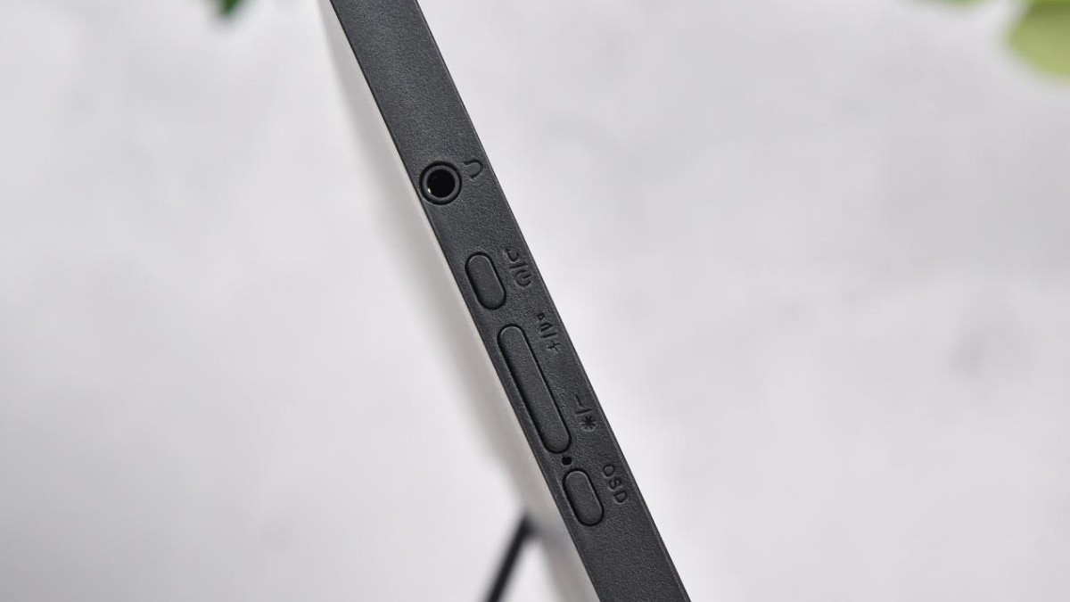 Trên tay HKC Yuexiang 16F1 với cụm nút điều khiển OSD đặt ở cạnh bên