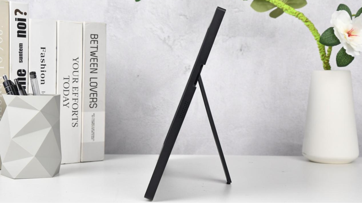 Trên tay HKC Yuexiang 16F1 với chân đế tích hợp hỗ trợ điều chỉnh góc nhìn linh hoạt
