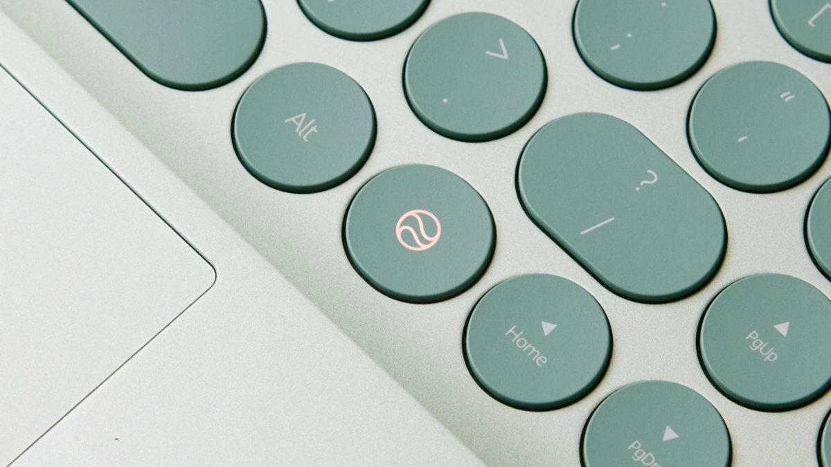 Trên tay Huawei MateBook 14 HarmonyOS với bàn phím tròn độc đáo và touchpad rộng rãi