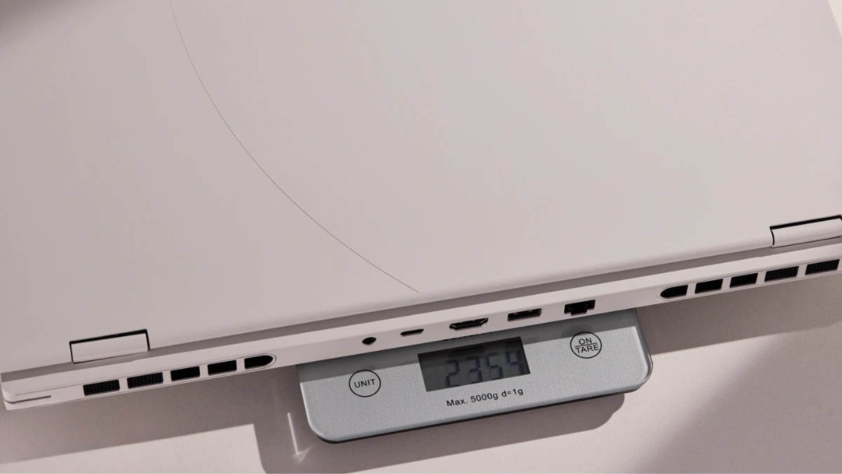 Trên tay iGame M16 Origo sở hữu trọng lượng khoảng 2.35kg