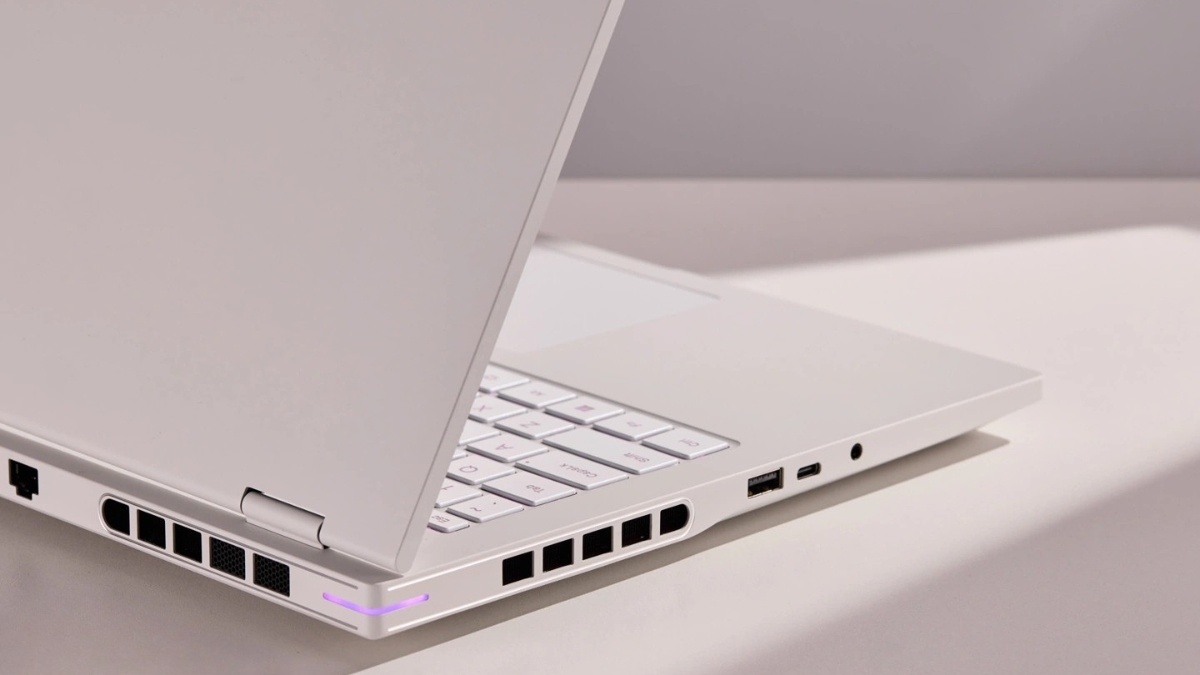 Trên tay iGame M16 Origo với các cổng kết nối bố trí ở cạnh trái