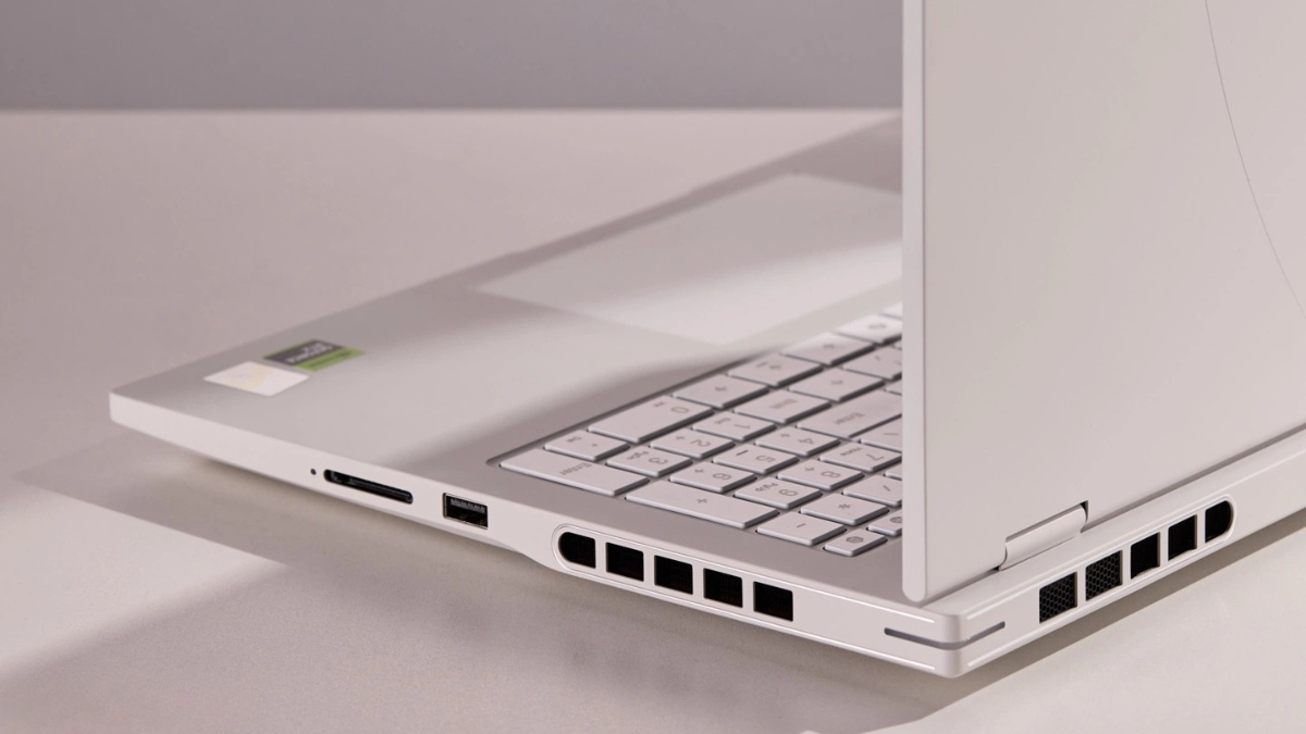 Trên tay iGame M16 Origo với cổng USB-A và đầu đọc thẻ SD ở cạnh phải