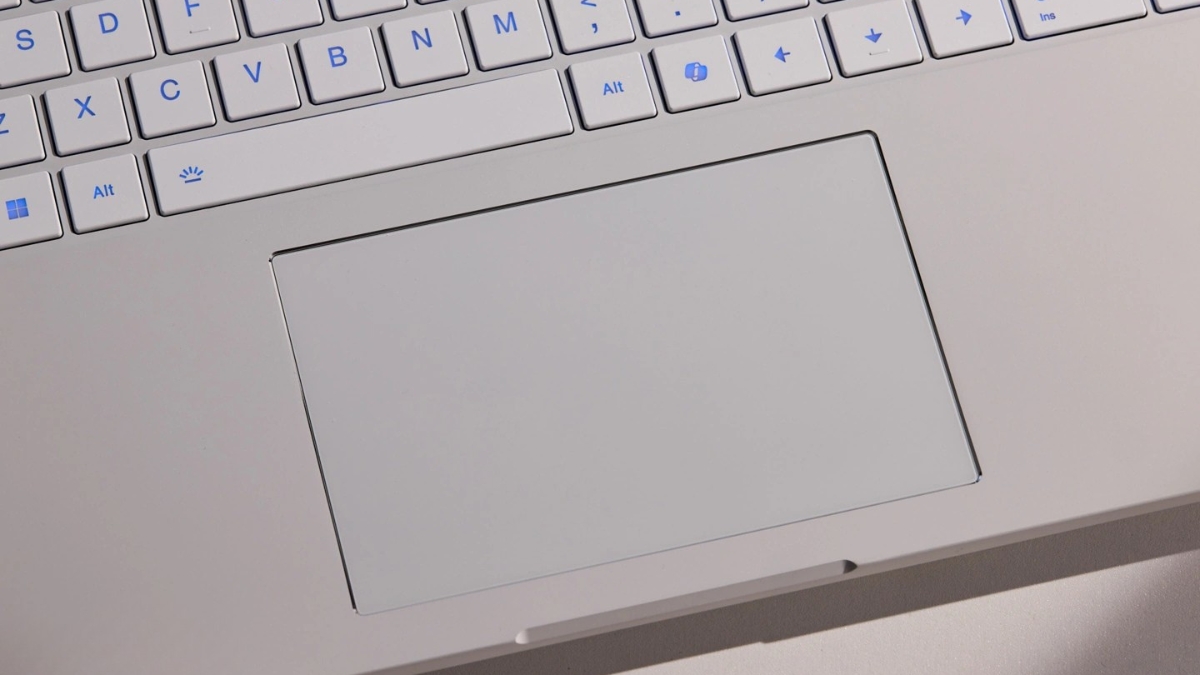 Trên tay iGame M16 Origo với touchpad kích thước lớn