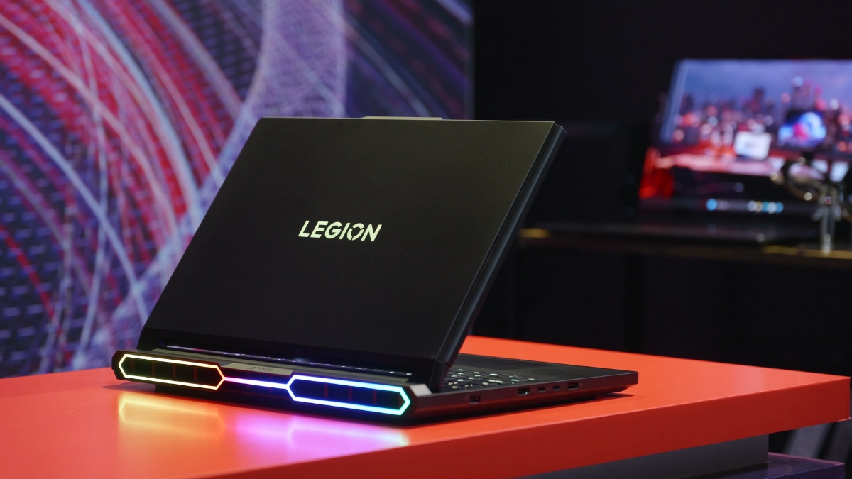 Trên tay concept laptop gaming màn hình cuộn 24inch của Lenovo với thiết kế tổng thể giống Legion Pro 7i và phần nắp màn hình dày hơn bình thường