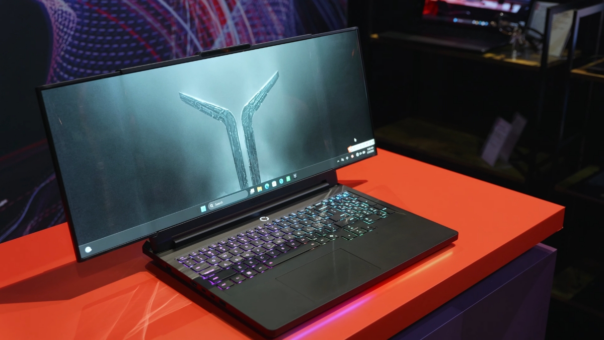 Trên tay concept laptop gaming màn hình cuộn 24inch của Lenovo với màn hình OLED cuộn mở rộng sang tỷ lệ siêu rộng khi nhấn phím F5