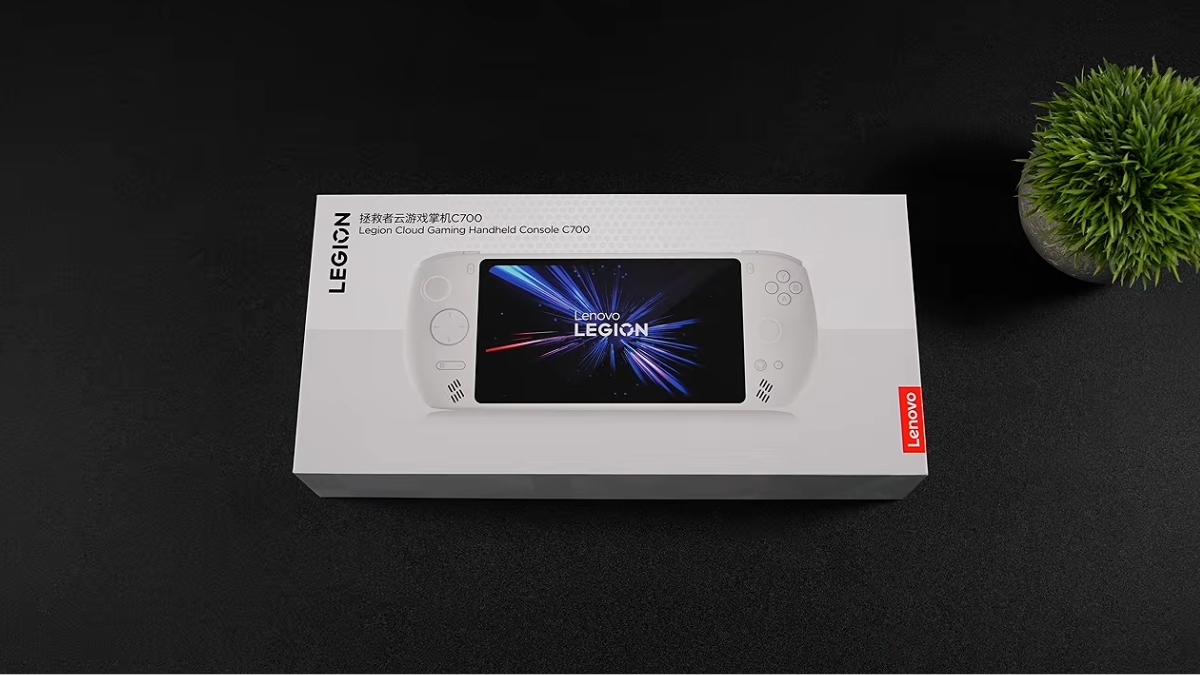 Trên tay Lenovo C700 màu trắng hiển thị sảnh game và giả lập.