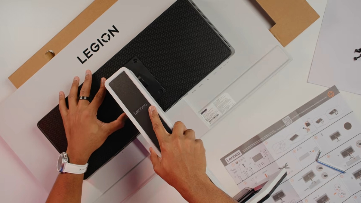 Trên tay Lenovo Legion OLED 4K 240Hz trong quá trình lắp đặt chân đế