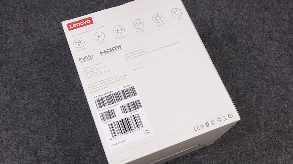 Trên tay Lenovo Xiaoxin 100S với mặt sau hộp hiển thị thông số Full HD, AI Keystone và WiFi6