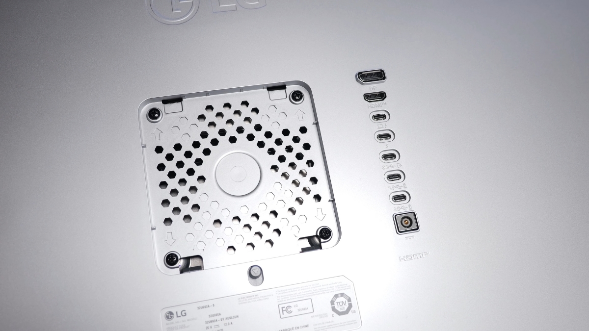 Trên tay LG UltraFine Evo 6K 32 inch cổng kết nối Thunderbolt 5 DisplayPort 2.1