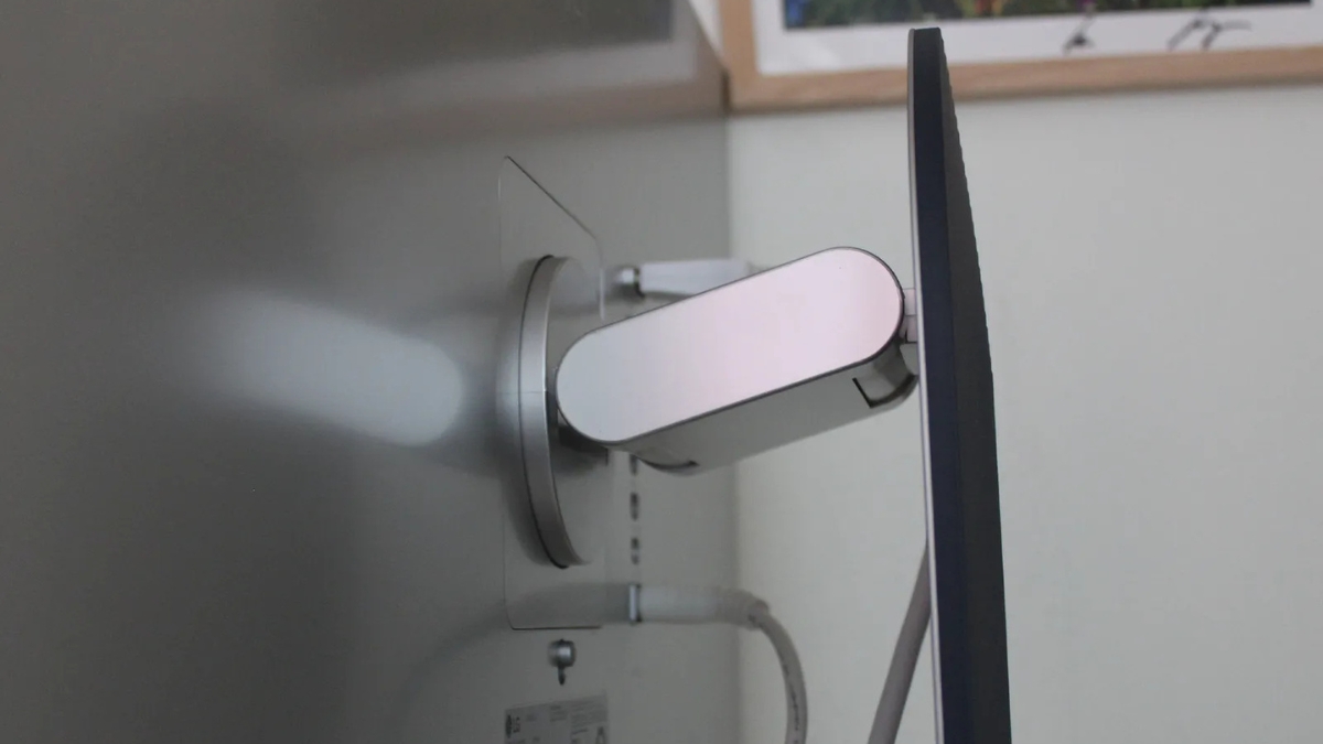 Trên tay LG UltraFine Evo 6K 32 inch khả năng xoay dọc và ngàm VESA