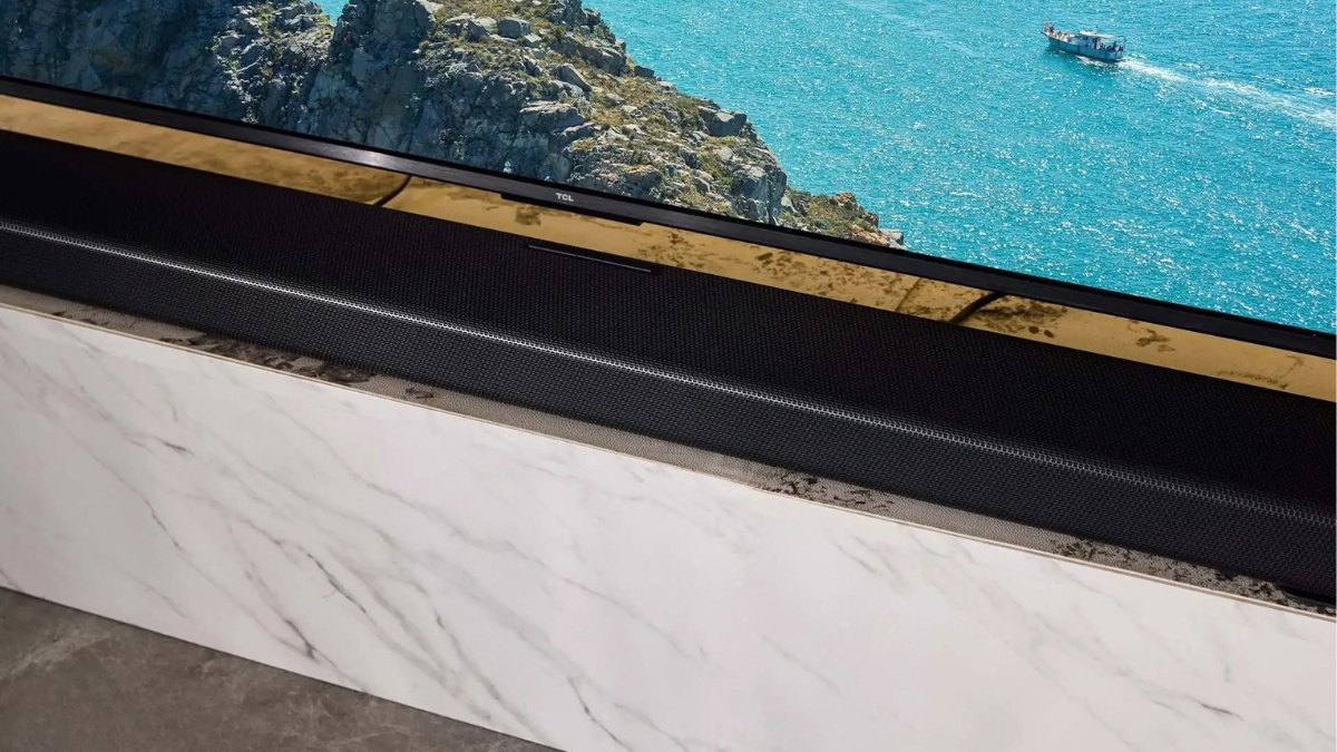 rên tay TCL Q95K với loa soundbar chính bố trí dưới TV