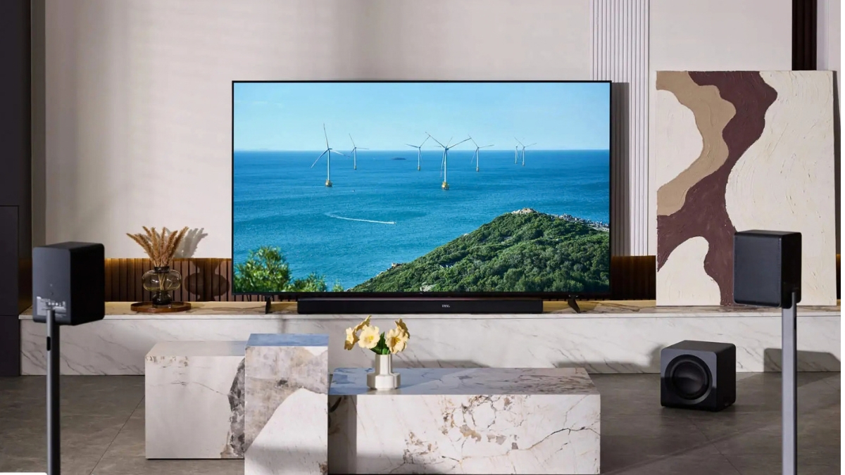 Trên tay TCL Q95K với thiết kế loa soundbar chính và chân đế tạo hiệu ứng lơ lửng