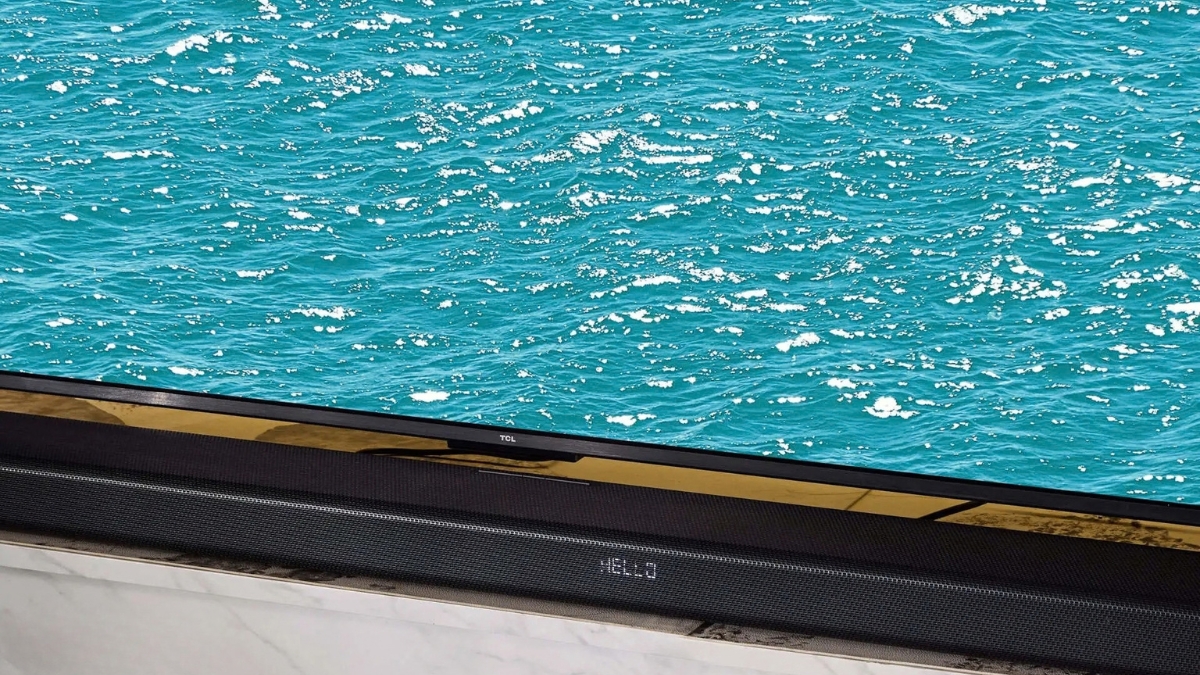 Trên tay TCL Q95K với cận cảnh mặt lưới của loa soundbar chính
