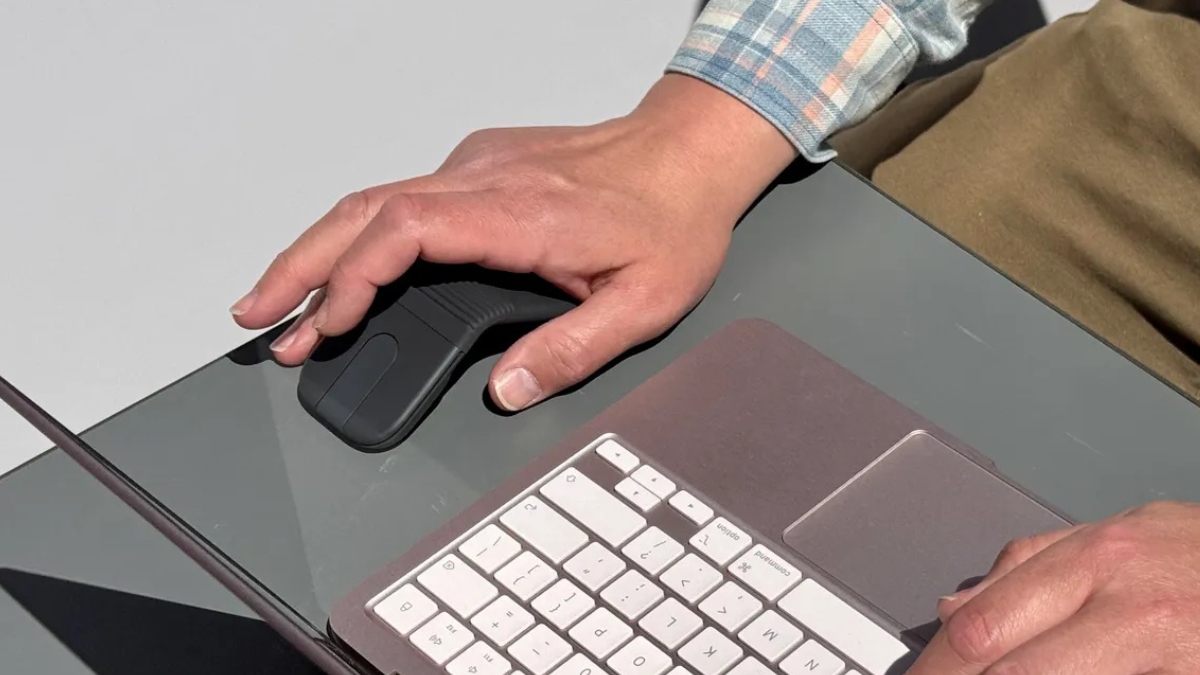 Trên tay Logitech Mobi Fold mang đến trải nghiệm sử dụng thoải mái hơn trackpad trên laptop