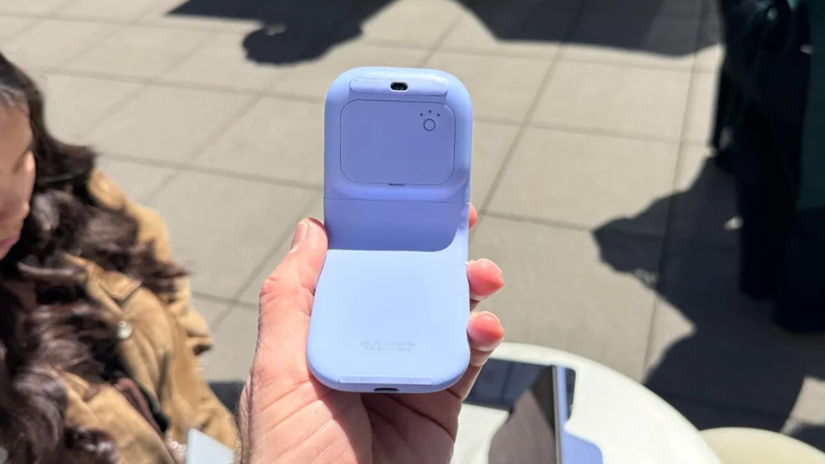 Trên tay Logitech Mobi Fold với cơ chế tự động bật tắt thông qua thao tác gập mở