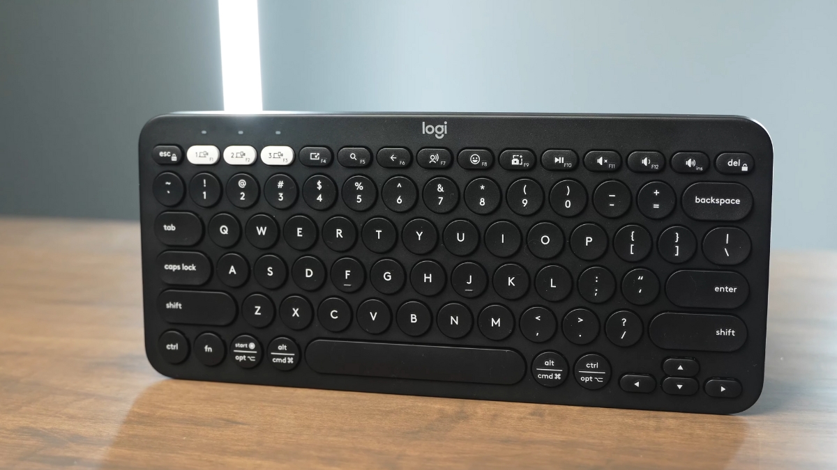 Trên tay bàn phím Logitech Pebble Keys 2 K380s, thiết kế nhẹ, gọn, tối giản, phím tròn dễ làm quen và phù hợp người dùng di chuyển.