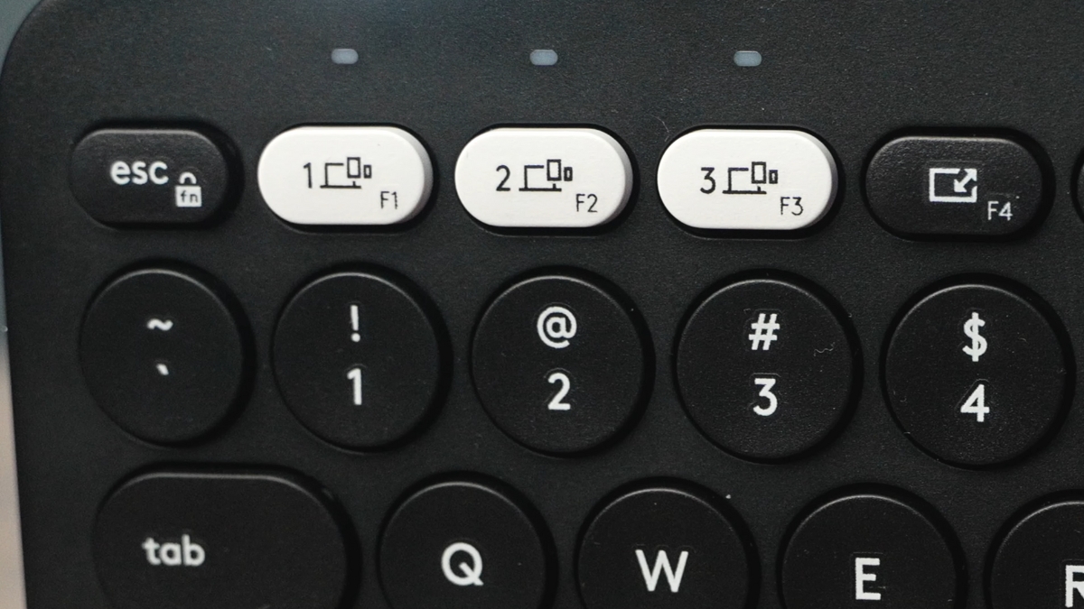 Trên tay bàn phím Logitech Pebble Keys 2 K380s, kết nối Bluetooth đa nền tảng và hỗ trợ chuyển đổi nhanh giữa ba thiết bị.