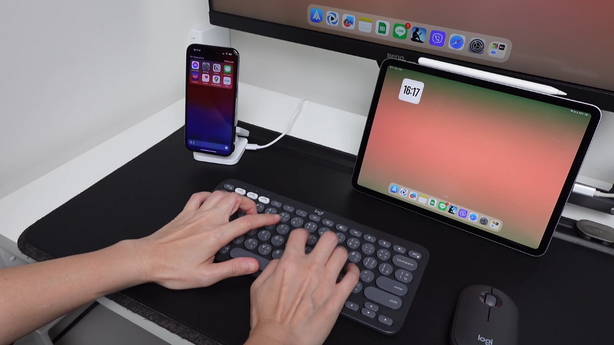 Trên tay bàn phím Logitech Pebble Keys 2 K380s, cụm phím tròn vát lõm nhẹ cho hành trình thấp, phản hồi nhanh và cảm giác gõ êm hơn phiên bản trước.