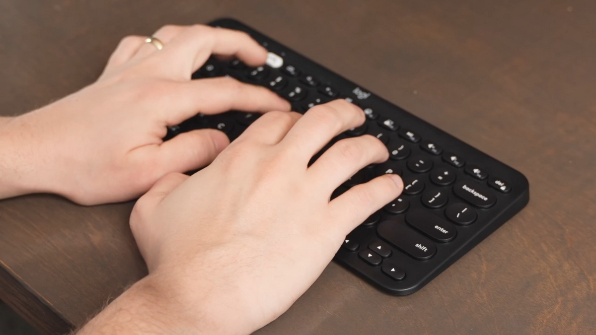 Trên tay bàn phím Logitech Pebble Keys 2 K380s, thời lượng pin dùng hai viên AAA kéo dài hàng tháng nhưng đổi lại không có đèn nền phím khi sử dụng trong môi trường tối.