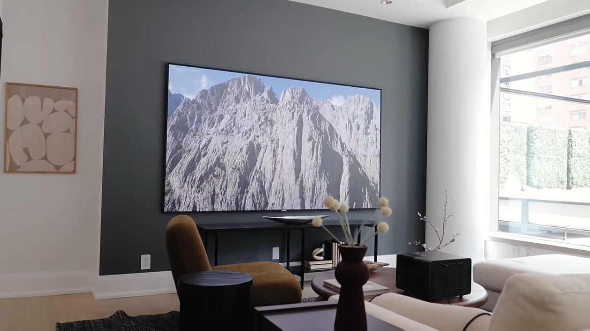 Trên tay Hisense XR10 với khả năng trình chiếu 4K và độ sáng 6,000 ANSI Lumens