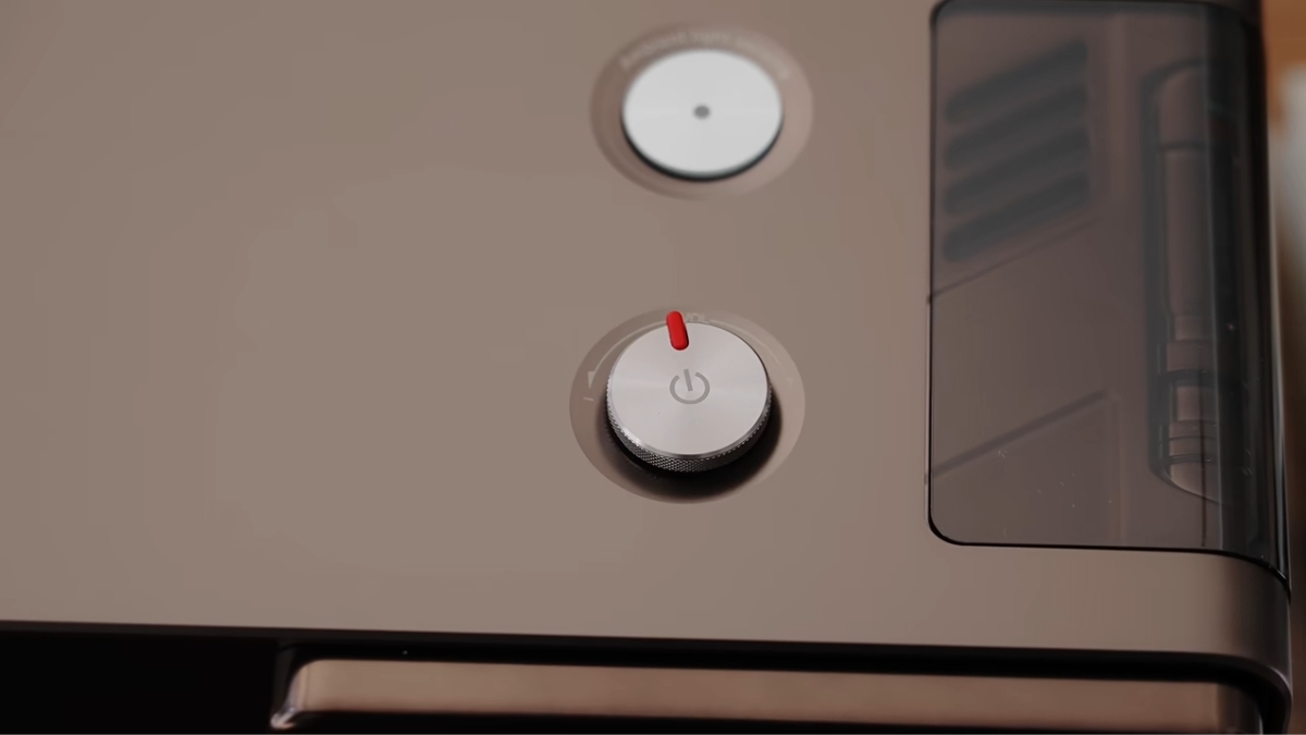 Trên tay Hisense XR10 với núm xoay điều chỉnh âm lượng được hoàn thiện cao cấp