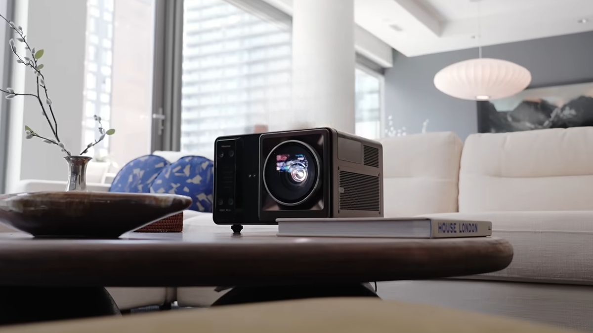 Trên tay Hisense XR10 với thiết kế cao cấp và khả năng trình chiếu 4K