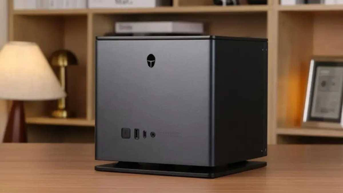 Trên tay máy trạm AI mini Thunderobot với thiết kế nhỏ gọn và hệ thống tản nhiệt nước tích hợp