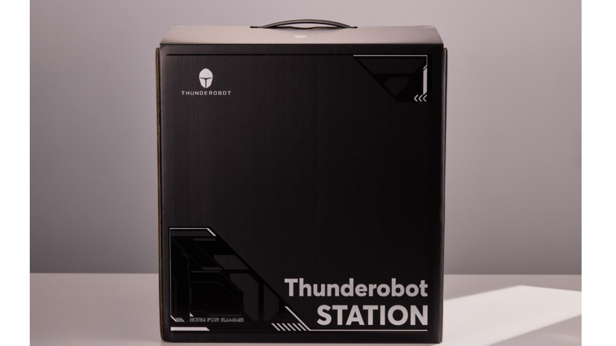 Trên tay máy trạm AI mini Thunderobot với hộp đựng màu đen mang phong cách cơ khí