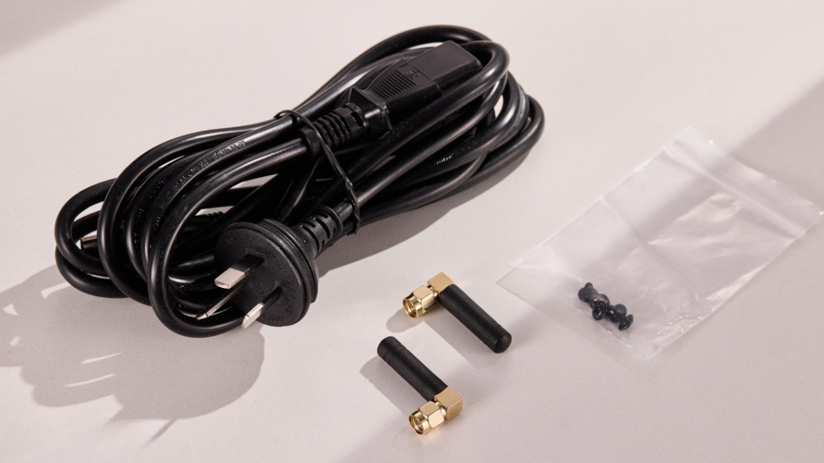 Trên tay máy trạm AI mini Thunderobot cùng bộ phụ kiện đi kèm