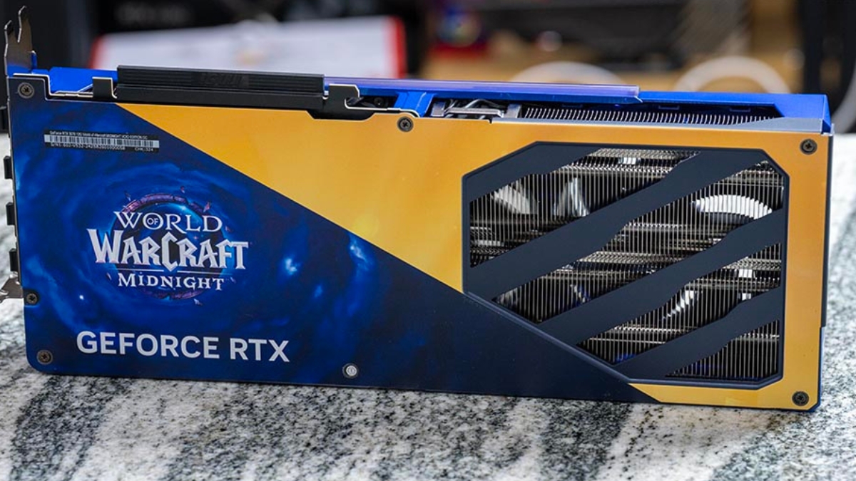 Trên tay MSI GeForce RTX 5070 Midnight phiên bản Xal’atath với backplate thiết kế theo chủ đề World of Warcraft