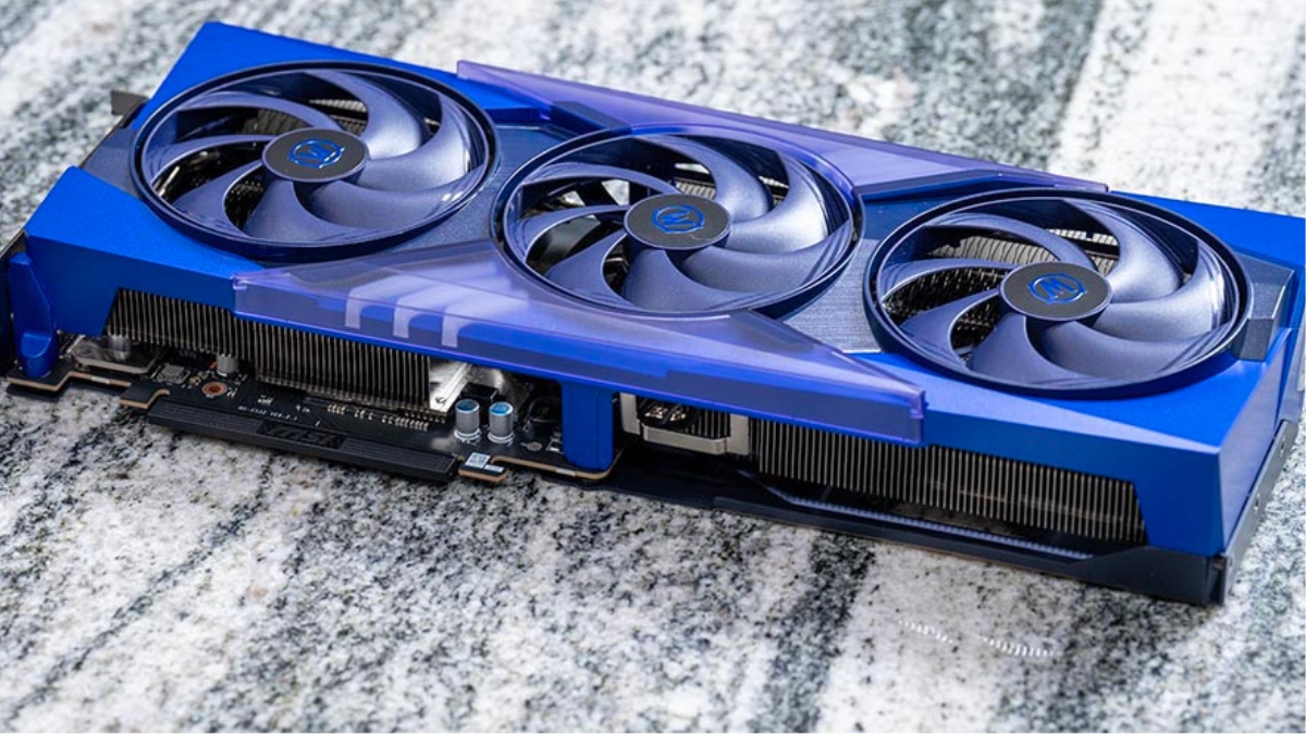 Trên tay MSI GeForce RTX 5070 Midnight phiên bản Xal’atath với logo World of Warcraft trên quạt tản nhiệt