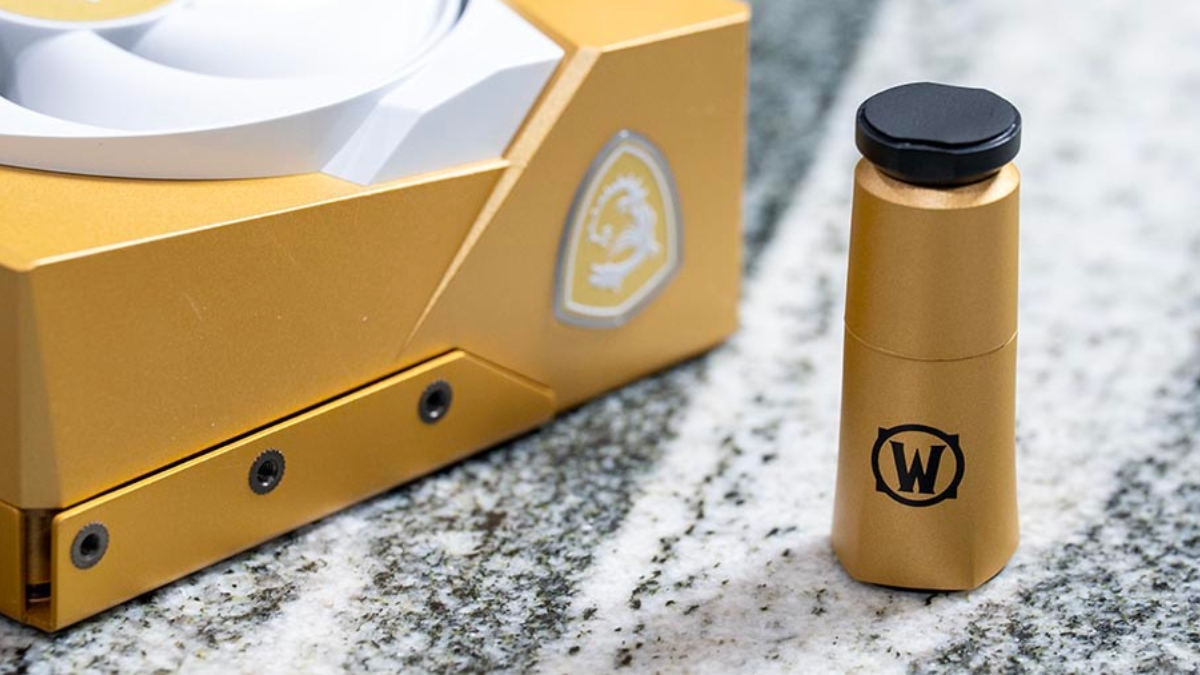 Trên tay MSI GeForce RTX 5070 Midnight Arator với giá đỡ card đồ họa đi kèm