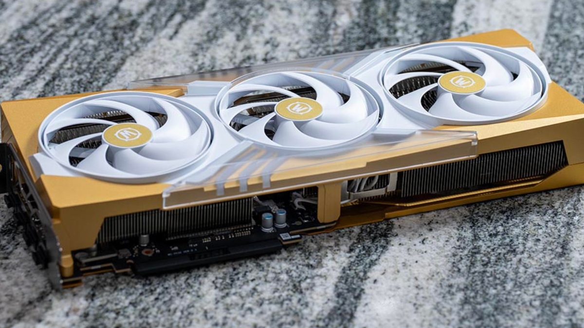 Trên tay MSI GeForce RTX 5070 Midnight Arator với thiết kế trắng vàng và cụm ba quạt tản nhiệt