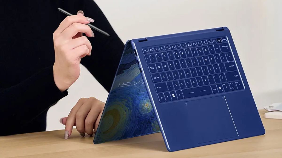 Trên tay MSI Prestige 14 Flip AI+ Van Gogh Edition với bàn phím đèn nền trắng và phím Copilot