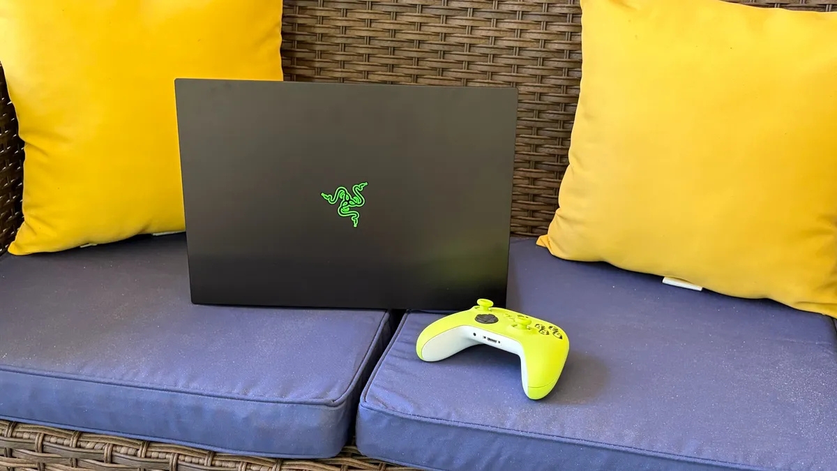 Trên tay Razer Blade 16 (2026): "MacBook Pro" trang bị RTX 5090! Trên tay Razer Blade 16 (2026): "MacBook Pro" trang bị RTX 5090!