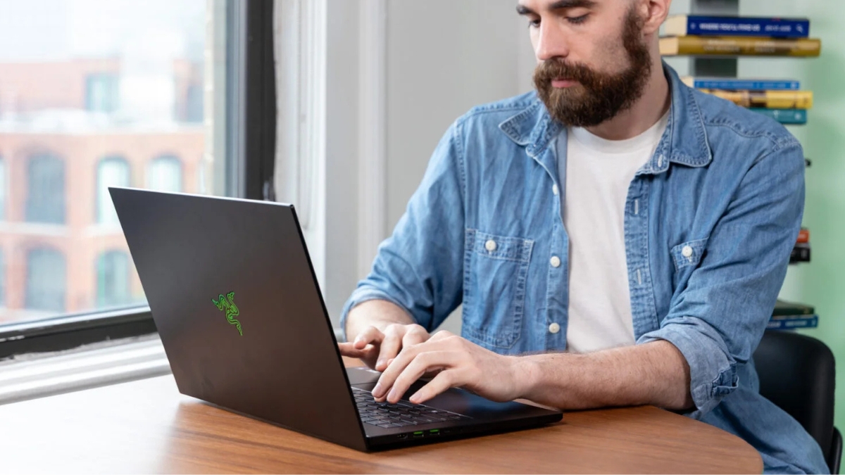 Trên tay Razer Blade 16 (2026) với thân máy mỏng 0.59 inch và trọng lượng khoảng 2.13kg.