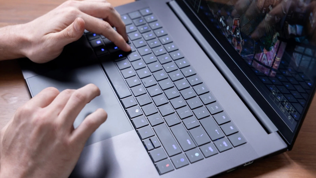 Trên tay Razer Blade 16 (2026) với bàn phím low-profile có hành trình phím 1.5 mm.