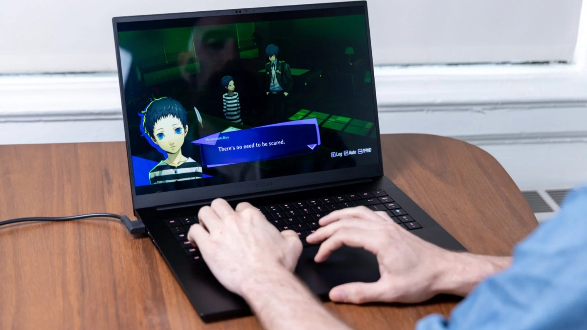 Trên tay Razer Blade 16 (2026) với màn hình OLED sử dụng lớp phủ bóng (glossy).