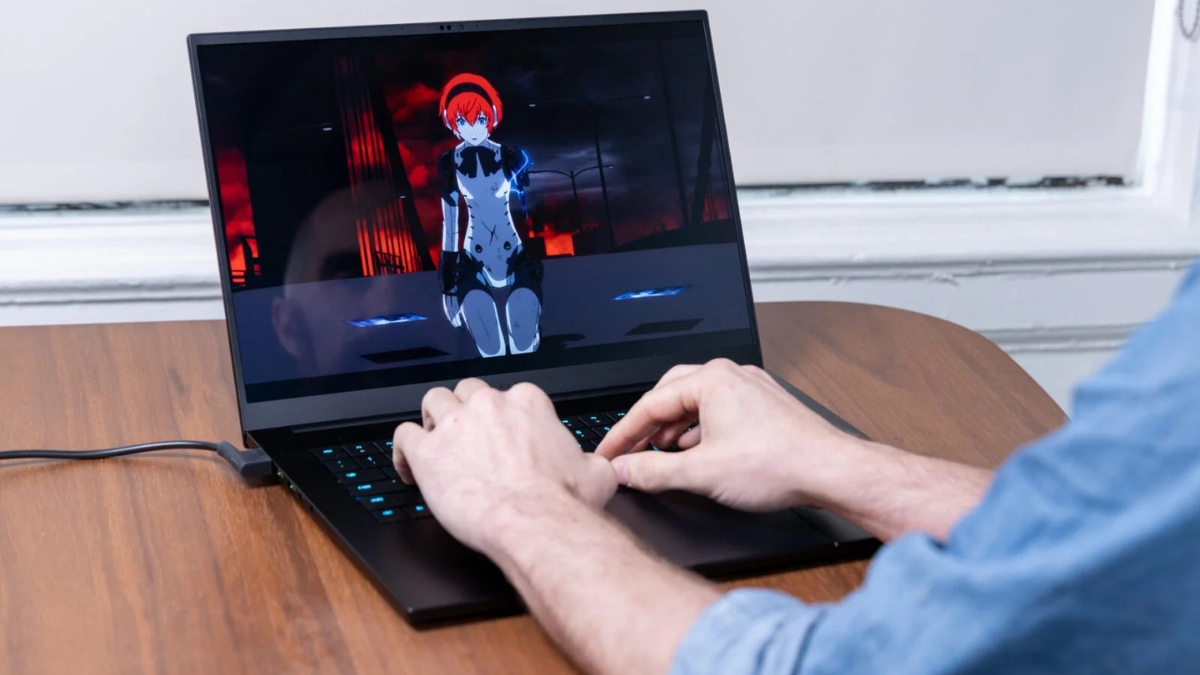 Trên tay Razer Blade 16 (2026) với màn hình OLED 16 inch, độ phân giải 2,560 × 1,600 và tần số quét 240Hz.