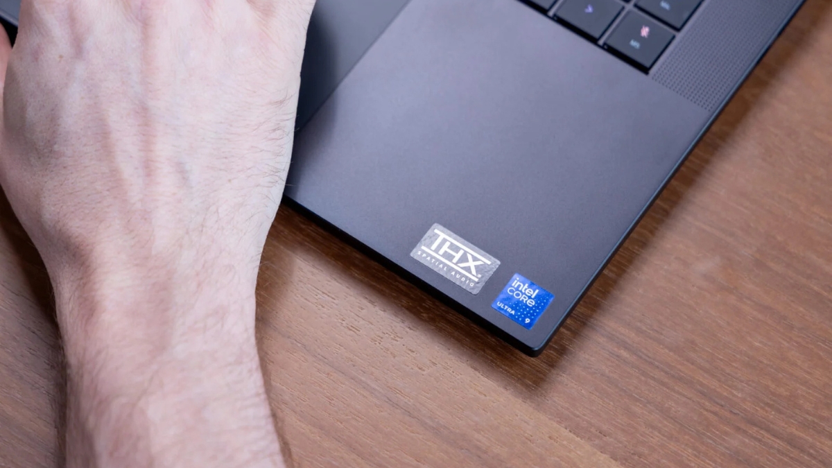 Trên tay Razer Blade 16 (2026) với cấu hình Intel Core Ultra 9 386H và GPU NVIDIA GeForce RTX 5090 Laptop.