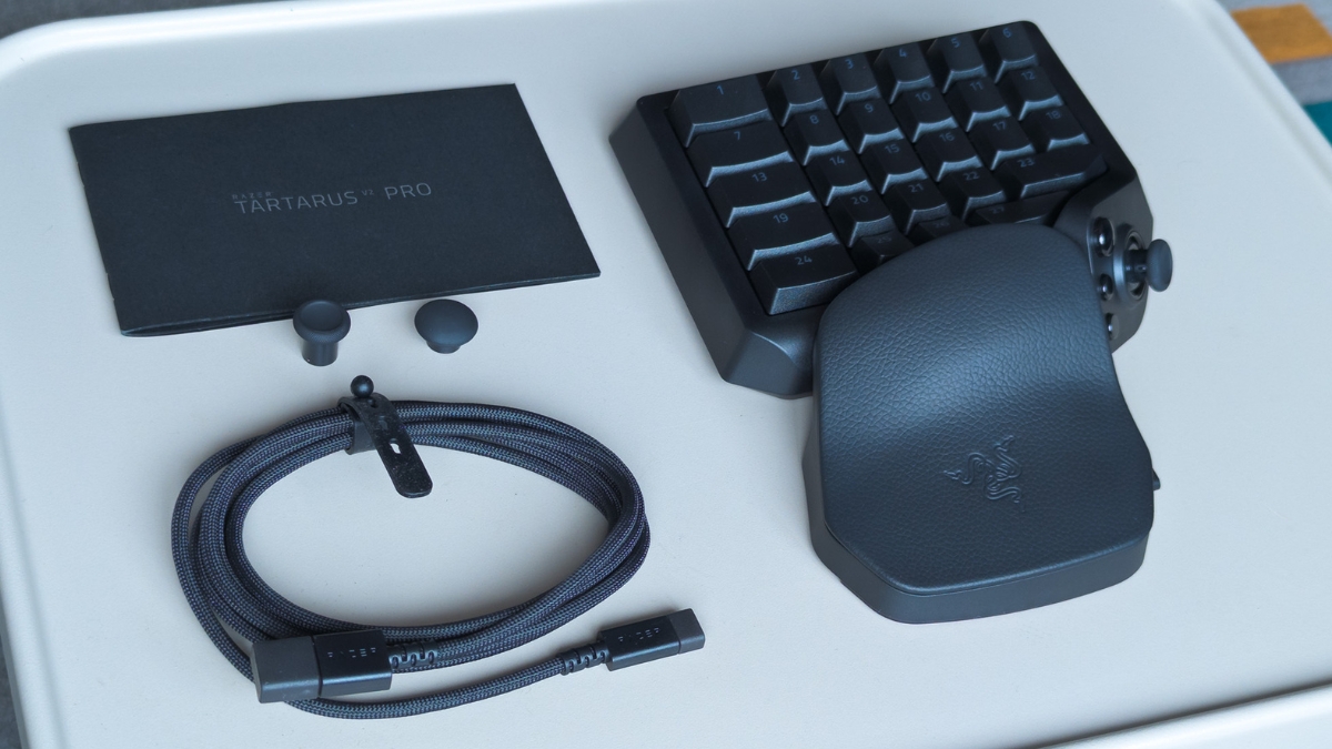 Trên tay Razer Tartarus V2 Pro đi kèm hai nắp bọc cần gạt ngón cái thay thế