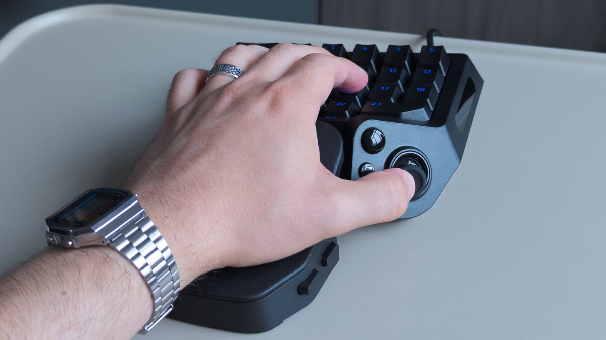 Trên tay Razer Tartarus V2 Pro cận cảnh cụm cần gạt TMR chống trôi và nút ngón cái