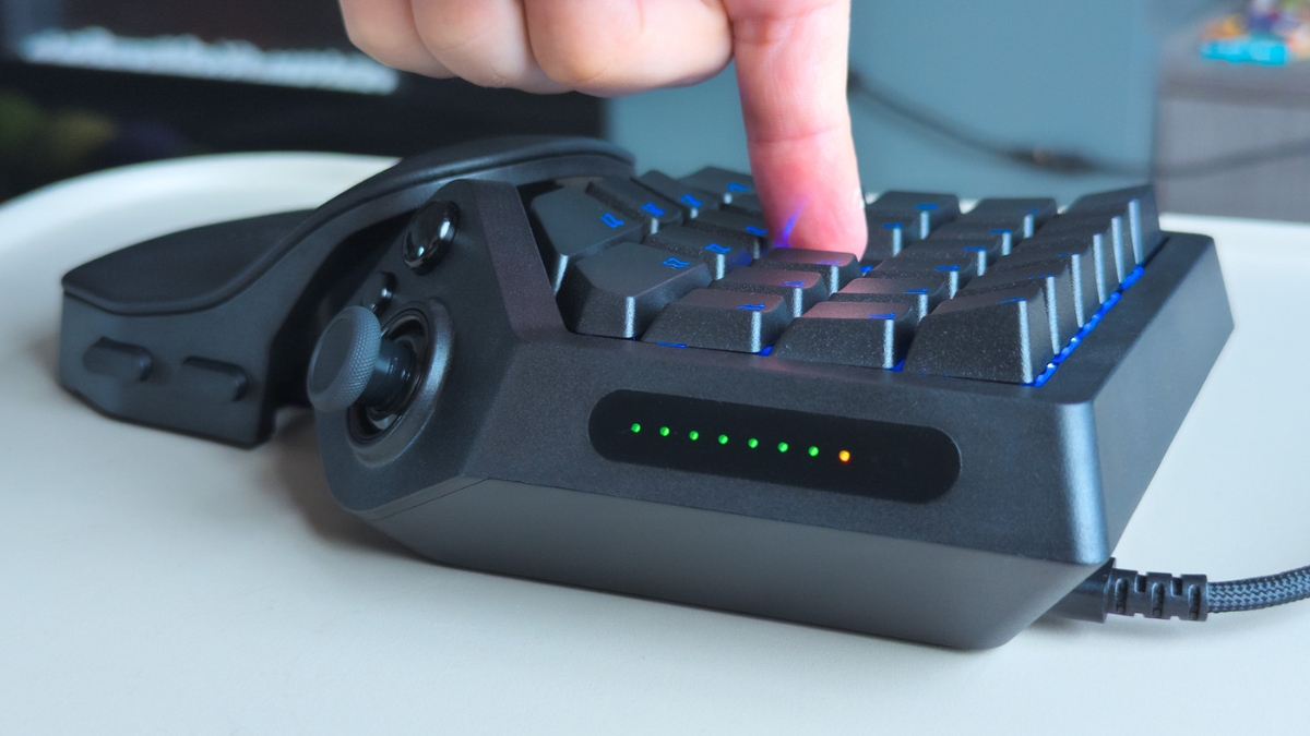 Trên tay Razer Tartarus V2 Pro với dải đèn LED hiển thị độ sâu lực nhấn phím ở cạnh phải