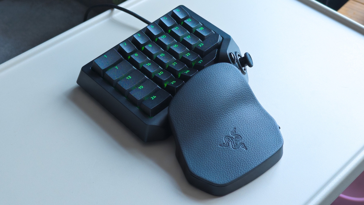 Trên tay Razer Tartarus V2 Pro sở hữu phần đệm kê tay bọc da êm ái có thể tùy chỉnh