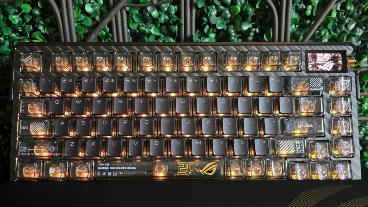 Trên tay ASUS ROG Azoth Extreme Edition 20 bàn phím cơ gaming cao cấp thiết kế carbon fiber mạ vàng 24K và màn hình 1.47 inch