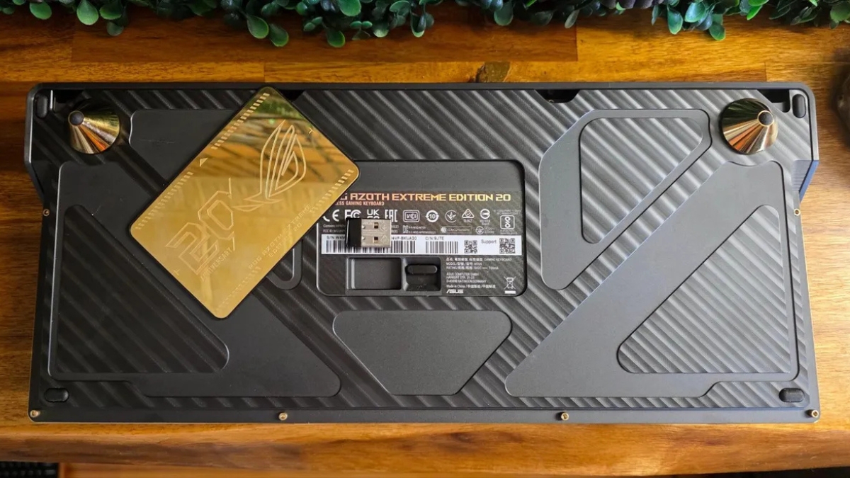 Trên tay ASUS ROG Azoth Extreme Edition 20 bàn phím cơ gaming cao cấp hỗ trợ Bluetooth có dây và 2.4GHz SpeedNova với polling rate 8K