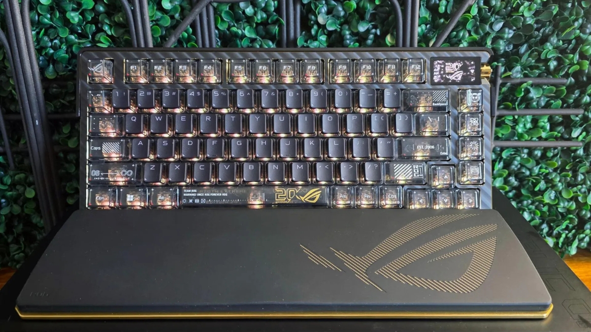 Trên tay ASUS ROG Azoth Extreme Edition 20 bàn phím cơ gaming cao cấp khung kim loại nguyên khối nặng khoảng 1.6 kg kèm kê tay silicon kim loại chắc chắn