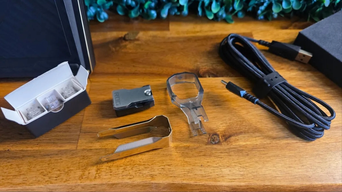Trên tay ASUS ROG Azoth Extreme Edition 20 bàn phím cơ gaming cao cấp kèm nhiều phụ kiện như wireless dongle cáp braided và Polling Rate Booster